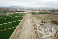 Relleno en formación de terraplén. Planta de hormigón y de suelo de cemento.02/2023. Foto Adif Alta Velocidad.